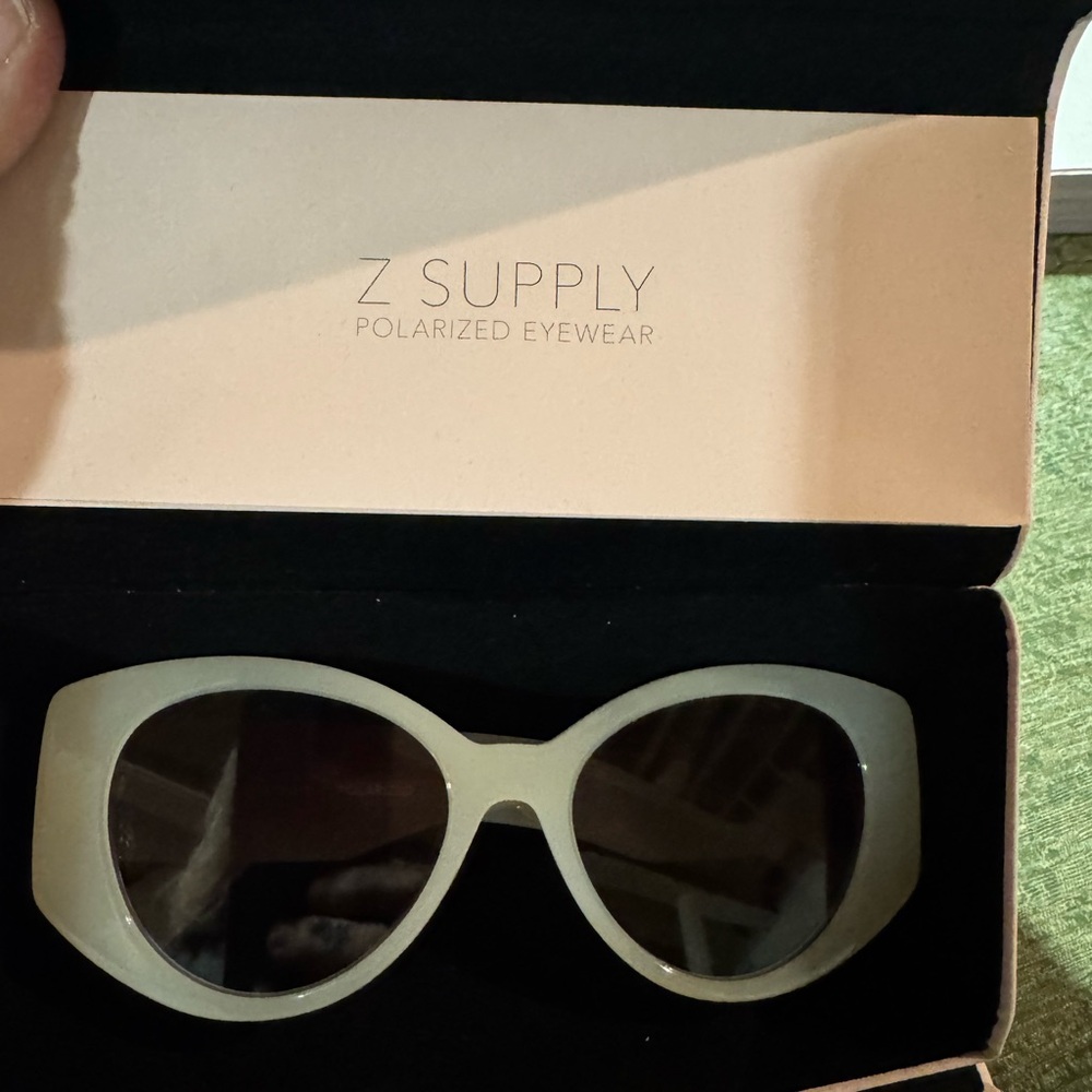 NWOT-Z Supply Daydream Polarized Sunglasses